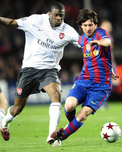 Los jugadores Leo Messi y Abou Diaby en un momento del partido entre el Barcelona y el Arsenal el 7 de abril de 2010