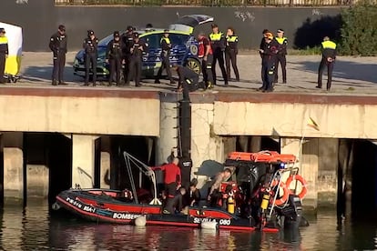 Rescate del cuerpo del mantero que se arrojó al Guadalquivir en Sevilla para escapar de la policía, el 29 de diciembre.