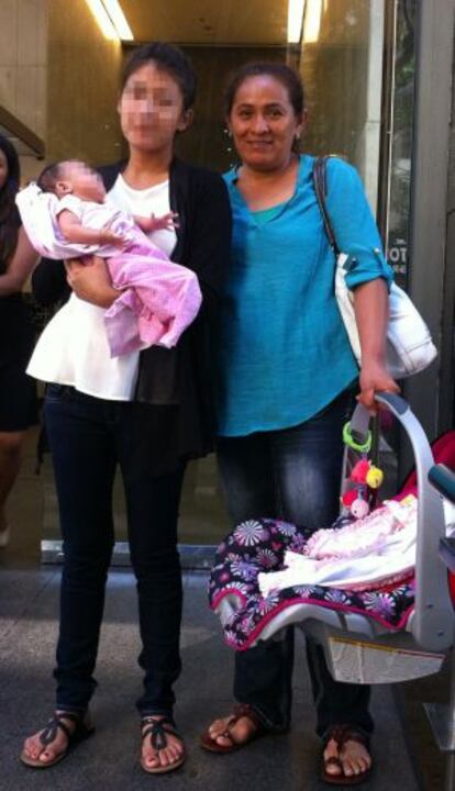 Alina A., con su bebé y su madre, en la puerta de los juzgados de inmigración de Los Ángeles.