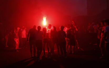 Aficionados del Sevilla encienden bengalas antes del partido.