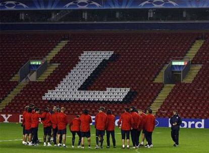 Los jugadores del Atlético, durante el entntrenamiento de ayer en Anfield Road.