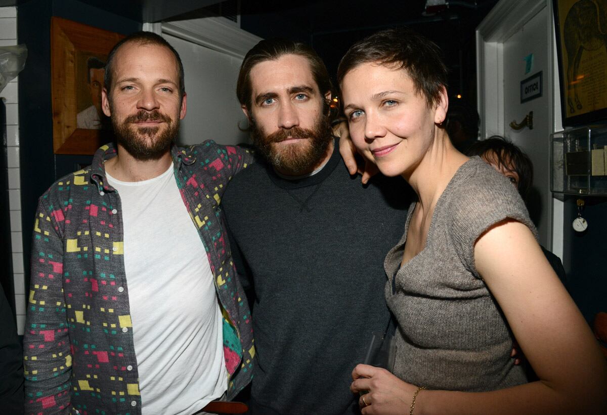 Peter Sarsgaard, Jake Gyllenhaal y Maggie Gyllenhaal en una fiesta de las Pussy Riot y The Voice Project en The Spotted Pig en febrero de 2014.