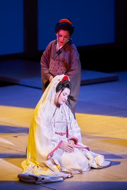 La soprano Sonya Yoncheva (de rodillas) y la ‘mezzosoprano’ Annalisa Stroppa (de pie) en ‘Madama Butterfly’.