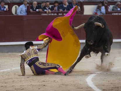 David Galván, en el suelo, ante su segundo toro.