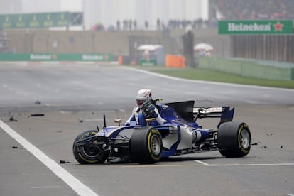 El piloto italiano Antonio Giovinazzi se prepara para salir de su Sauber después de estrellarse.