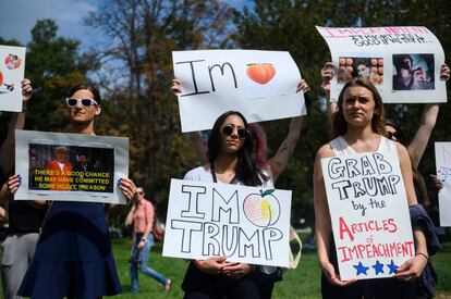 Un grupo de personas se manifiesta en Washington en favor de la investigación a Donald Trump