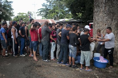 Inmigrantes cubanos hacen fila en la frontera entre Costa Rica y Nicaragua.