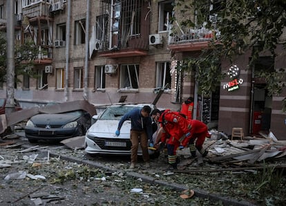 Los servicios de emergencias trasladan a una víctima del ataque ruso de este jueves contra Kiev.