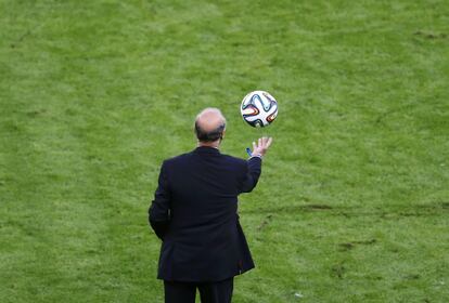 O técnico espanhol, Vicente Del Bosque, durante a partida.