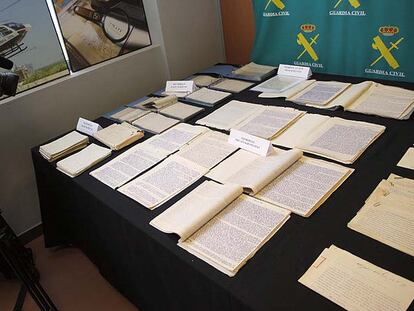 Algunos de los documentos recuperados por la Guardia Civil, expuestos ayer en Madrid.