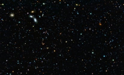 Imagen (con falso color) de una zona del universo del sondeo realizado en la que se distingue, en azul, la emisión Lyman-alfa detectada, en verde la luz visible y en rojo la observación en infrarrojo.