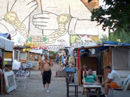 Desplazados de Europa del Este en sus chabolas en &#039;Cuvrybrache&#039;, en el barrio berlin&eacute;s de Kreuzberg, en julio pasado.