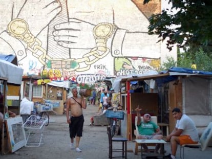 Desplazados de Europa del Este en sus chabolas en 'Cuvrybrache', en el barrio berlinés de Kreuzberg, en julio pasado.
