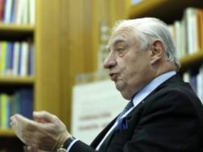 El fundador del programa educativo Erasmus, Sir Peter Sutherland, durante su intervención en la conferencia organizada con la London School of Economics hoy en Madrid bajo el título "¿Tienen los jóvenes un futuro? Educación, empleo y movilidad en el siglo XXI".