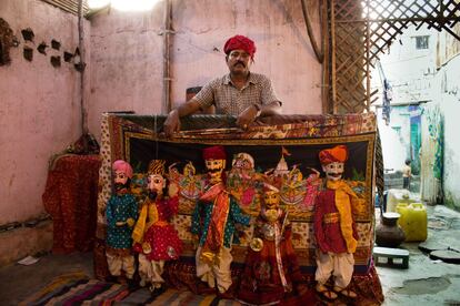 Rajkumar Bhat, de 53 años, continuó con la tradición de titiriteros de su familia de Rajastán. Se niega a dejar la que ha sido su casa desde que llegó a Delhi para vivir en un edificio de plantas.