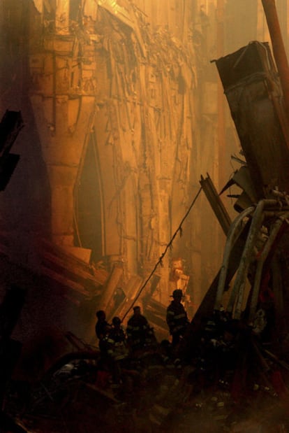 Los bomberos intentan rescatar a las víctimas del atentado en las ruinas del World Trade Center.