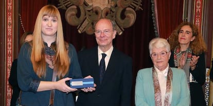 El alcalde de Bilbao, Ibon Areso, en el centro, en la entrega de los premios literarios del Ayuntamiento de Bilbao. 