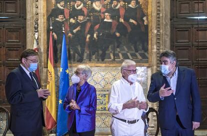 Ximo Puig, Annalisa, Raimon y José Luis Rodríguez Uribes, en la Generalitat.