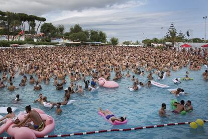 Vista general d'una de les piscines on s'ha celebrat la Water Park Night.