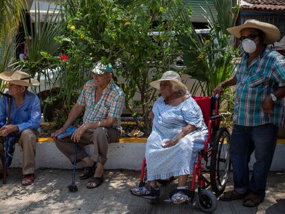 Ciudadanos mayores esperan para cobrar su pensión, en Amatepec (Estado de México), en 2020.