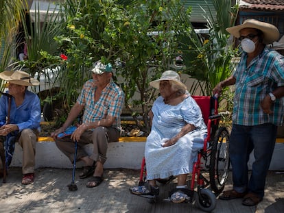 Ciudadanos mayores esperan para cobrar su pensión, en Amatepec (Estado de México), en 2020.