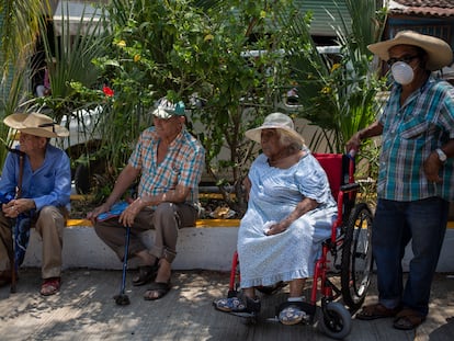 Pensionados en Palmar Chico (Estado de México), en abril de 2020.