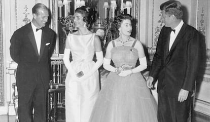 Isabel II junto a John F. Kennedy, en 1961.