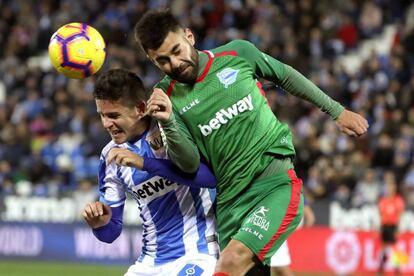 Carrillo y Duarte pelean por el balón