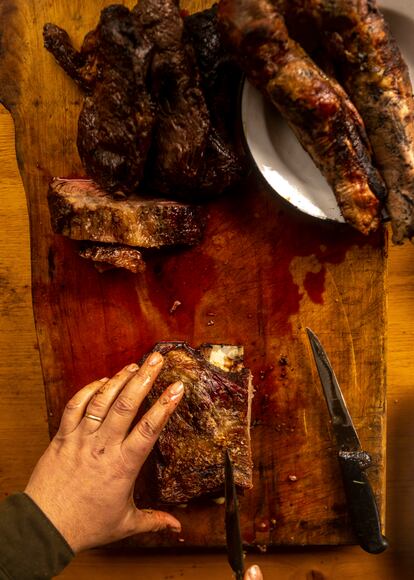 El proceso de trinchado de una costilla de res.