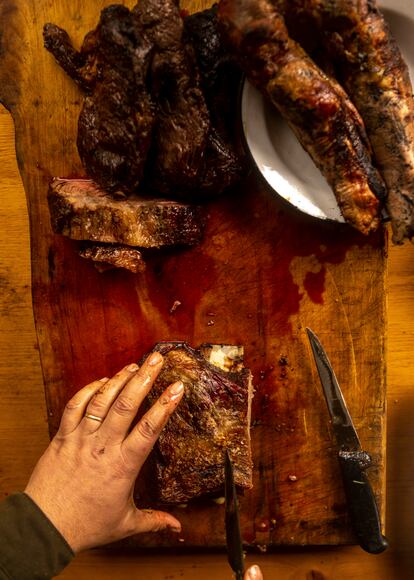 El proceso de trinchado de una costilla de res. 