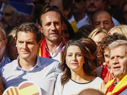 Rivera i Arrimadas, al centre de la foto, en la manifestació unionista. A l'esquerra, Albiol.