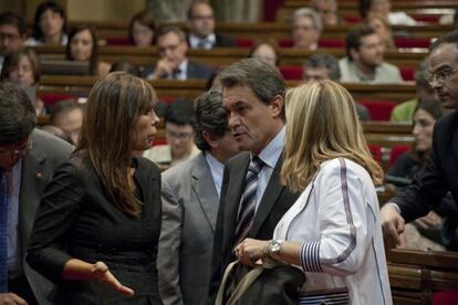 Alicia Sánchez-Camacho conversa con Artur Mas en el pleno del Parlament.