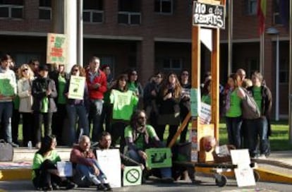 Profesores interinos esperan ante la Consejería de Educación durante la negociación.