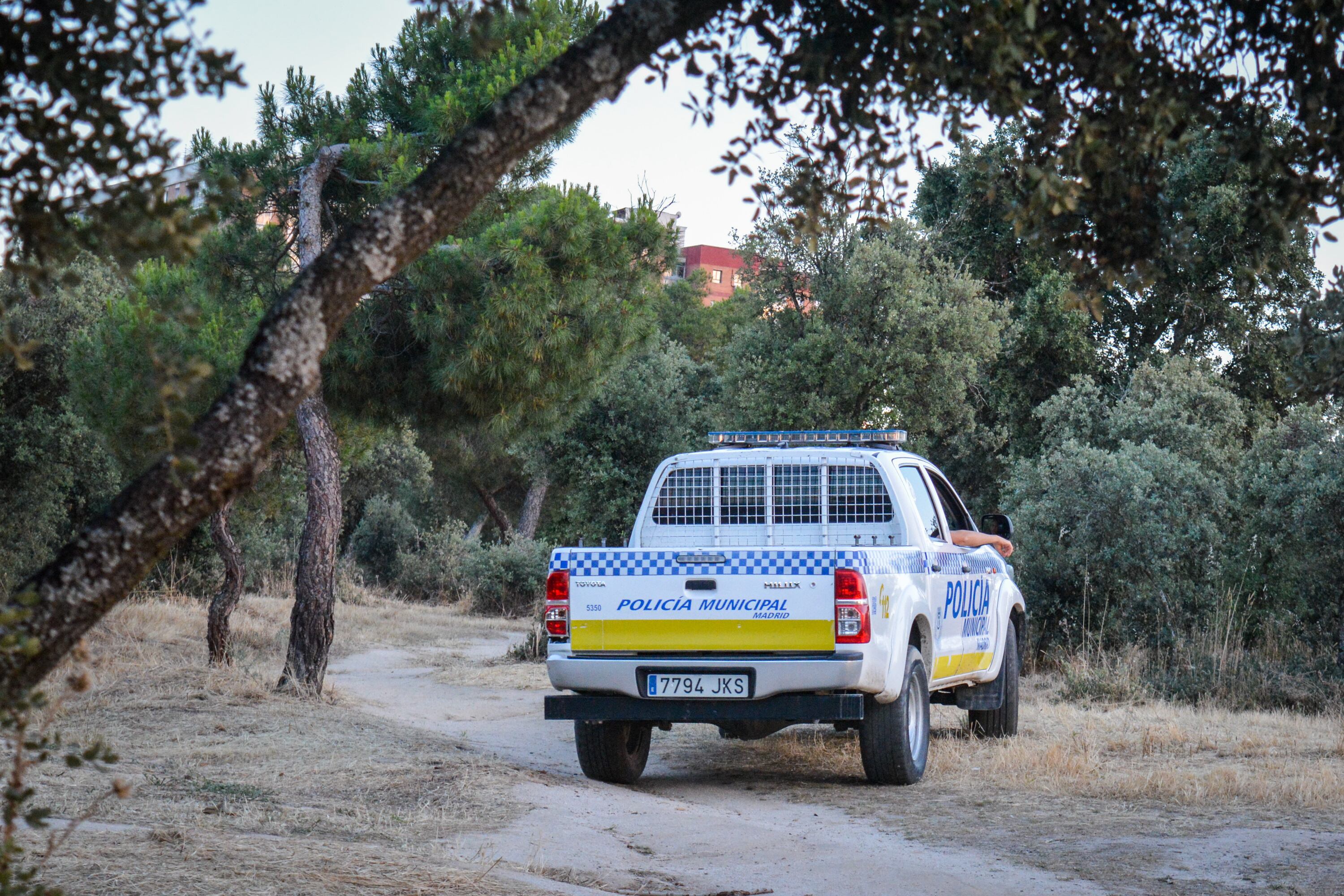 Una camioneta de la Policía Municipal recorre la zona de 'cruising' en Casa de Campo.