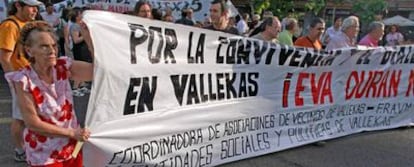 Unos vecinos despliegan una pancarta con el lema "Por la convivencia y el diálogo en Vallecas".