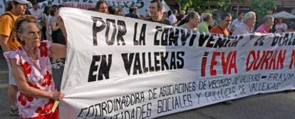 Unos vecinos despliegan una pancarta con el lema "Por la convivencia y el diálogo en Vallecas".