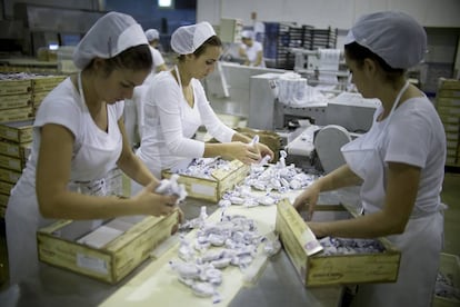 Trabajadoras de la f&aacute;brica &#039;Aromas de Medina&#039; empaquetan mantecados 