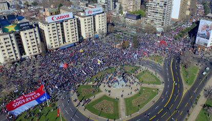 Fotografía aérea de la manifestación de este domingo 21 de agosto en Santiago de Chile, para exigir el fin del sistema privado de pensiones impuesto en 1981 por la dictadura de Augusto Pinochet.