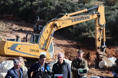 El presidente de la Generalitat, Carlos Mazón (centro), durante su visita a los campos agrícolas de Utiel para valorar los efectos causados por la dana.