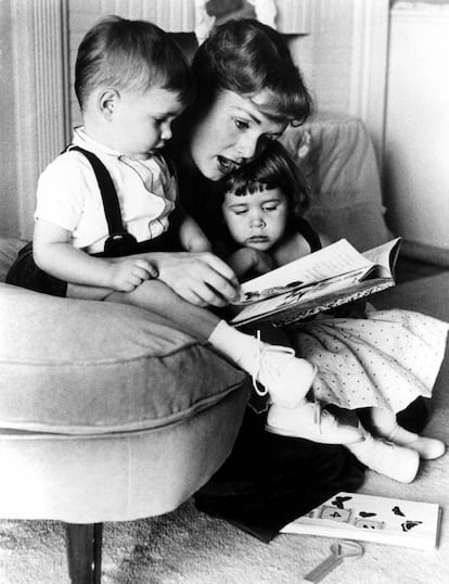 Debbie Reynolds con sus hijos, Todd y Carrie Fisher, a finales los 50.