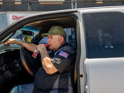 Un hombre come un polo helado en Phoenix (Arizona), el 15 de julio.