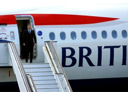 El primer ministro británico, Tony Blair, a su llegada a la isla de Terceira.