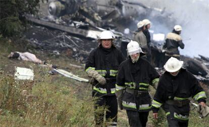 Desde que se produjo el siniestro -pasadasa las once y media de la mañana-, los socorristas y bomberos han trabajado apagando las últimas llamas del avión incendiado, cuyos fragmentos se han dispersado en un radio relativamente pequeño. Los trabajos de de rescate continuarían toda la noche.Las autoridades de los aeropuertos de San Petersburgo y Anapa han creado centros de crisis para ofrecen información de última hora y asistencia médica y psicológica a los familiares de las víctimas.