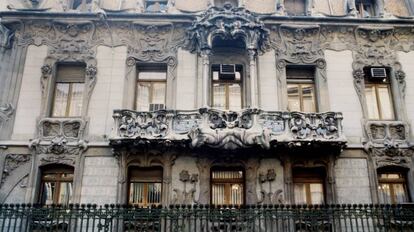 Detalle de las balconadas de la fachada de la Sociedad General de Autores (SGAE).