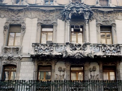 Detalle de las balconadas de la fachada de la Sociedad General de Autores (SGAE).
