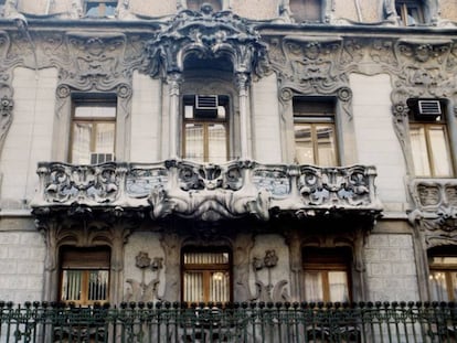 Detalle de las balconadas de la fachada de la Sociedad General de Autores (SGAE).