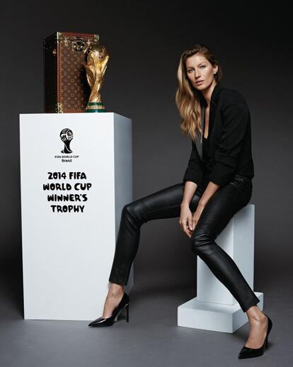 Gisele Bündchen posa con la Copa del Mundo en una foto publicitaria de LVMH