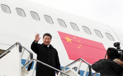 El vicepresidente chino se despide en el aeropuerto de Dublín, Irlanda, antes de viajar a Turquía.