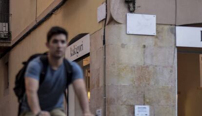 Calles del barrio de Gràcia con las placas vacías