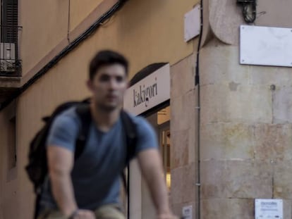 Calles del barrio de Gr&agrave;cia con las placas vac&iacute;as